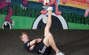 Nhà vô địch tâng bóng nghệ thuật thế giới trổ tài trên đường phố Việt Nam gây sốt